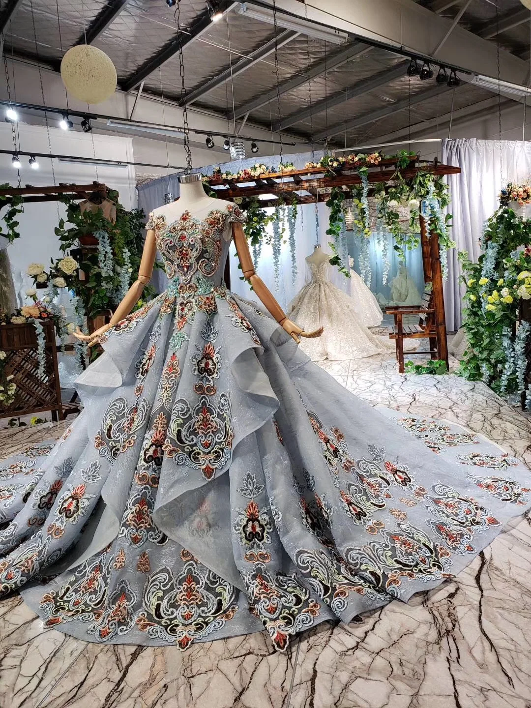 

100% Real Photos Gray Colors Lace Prom Dresses Ball Gown Full Applique Pearl Crystal Evening Formal Prom Gown Puffy Ball Gown