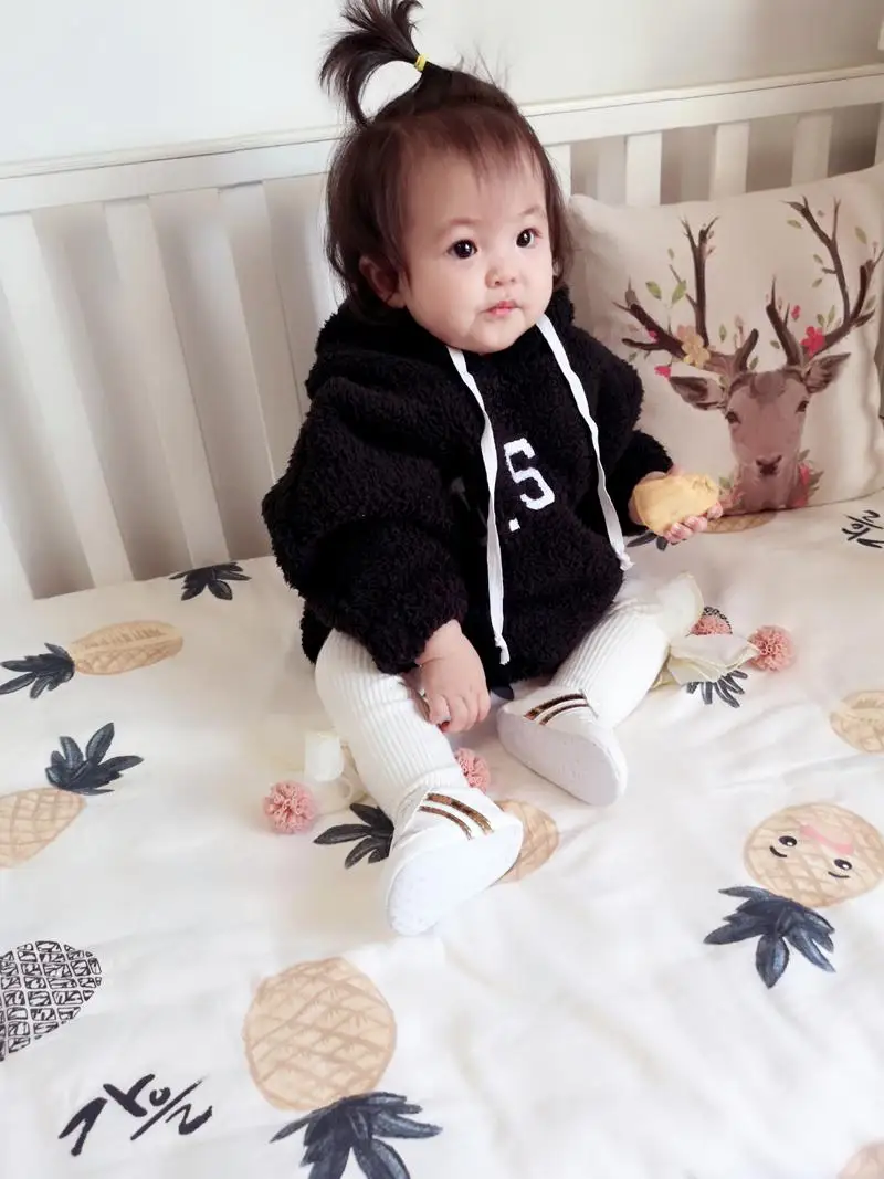 Корейские Детские боди для новорожденных, версия буквы Baby свободные куртки осень Треугольники сиамские блузка для маленьких девочек одежда комбинезоны для малышей - Цвет: Черный