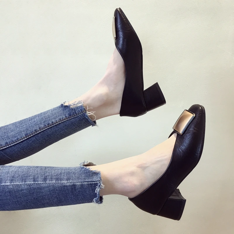 Новинка 2019 стильные женские туфли на плоской подошве с золотым носком без