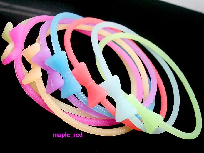 Оптовая продажа 100 шт./лот смешанный стиль ночные светящиеся огни эластичные силиконовые резиновые браслеты