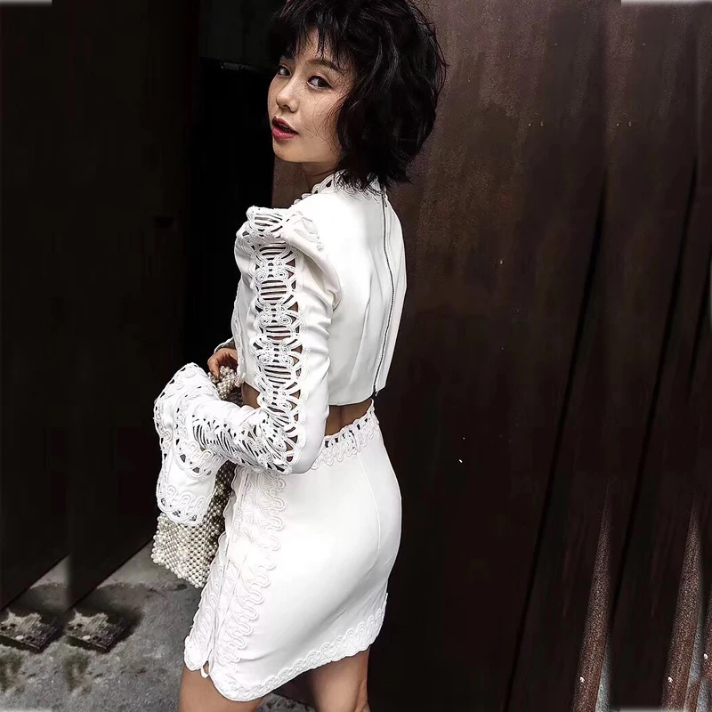 Женское кружевное мини платье с открытой талией и расклешенными рукавами