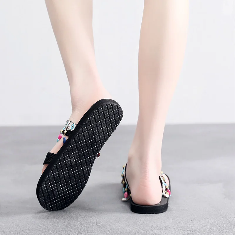 2019 модные шлепанцы на платформе Летние вьетнамки плоской подошве с бисером и