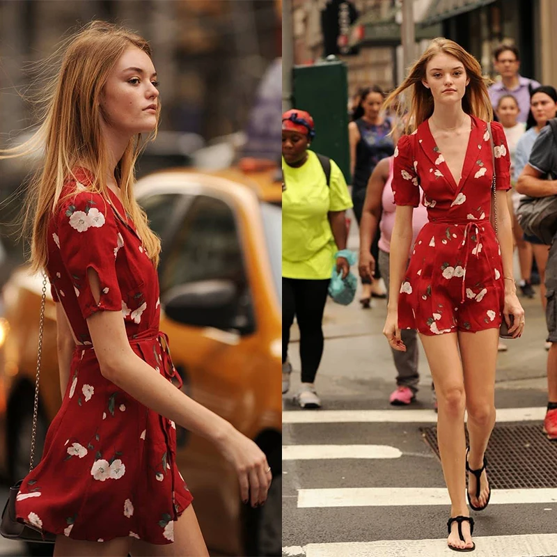 Женское платье с треугольным вырезом красное высокой талией и цветочным принтом