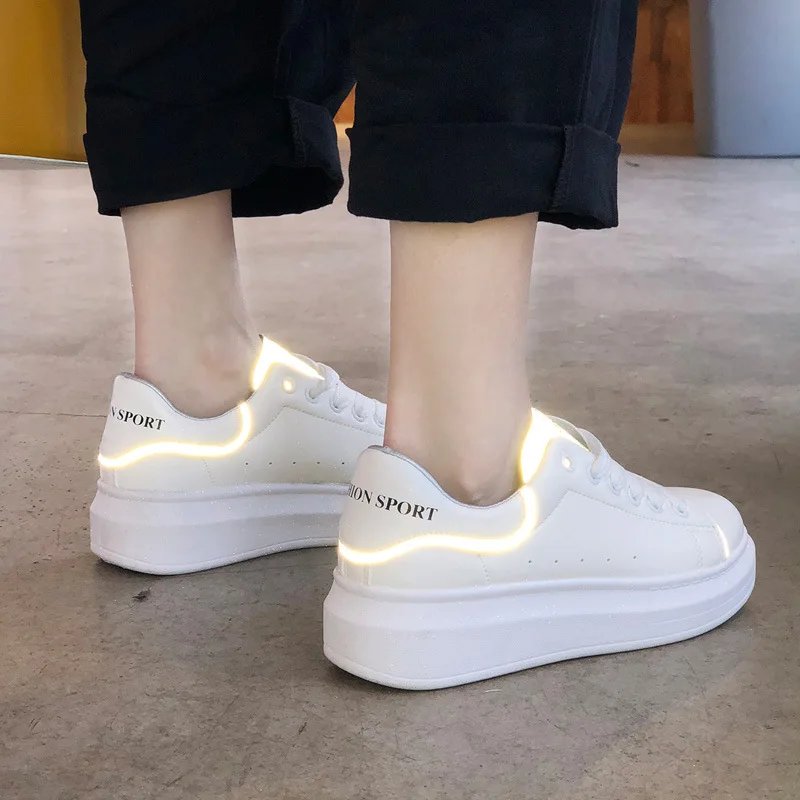 Новинка весны 2019 однотонная обувь на платформе с круглым носком удобная