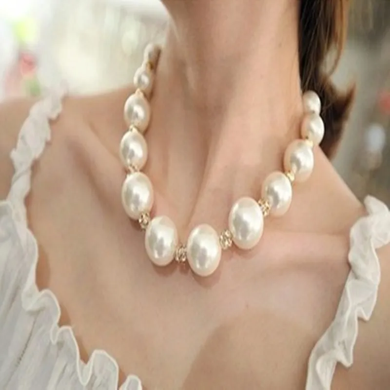 

Neue Mujer Big White Simulierte Halsketten Perle Choker Moda Mode Fur Frauen Charme Schmuck Perlen Geometrische