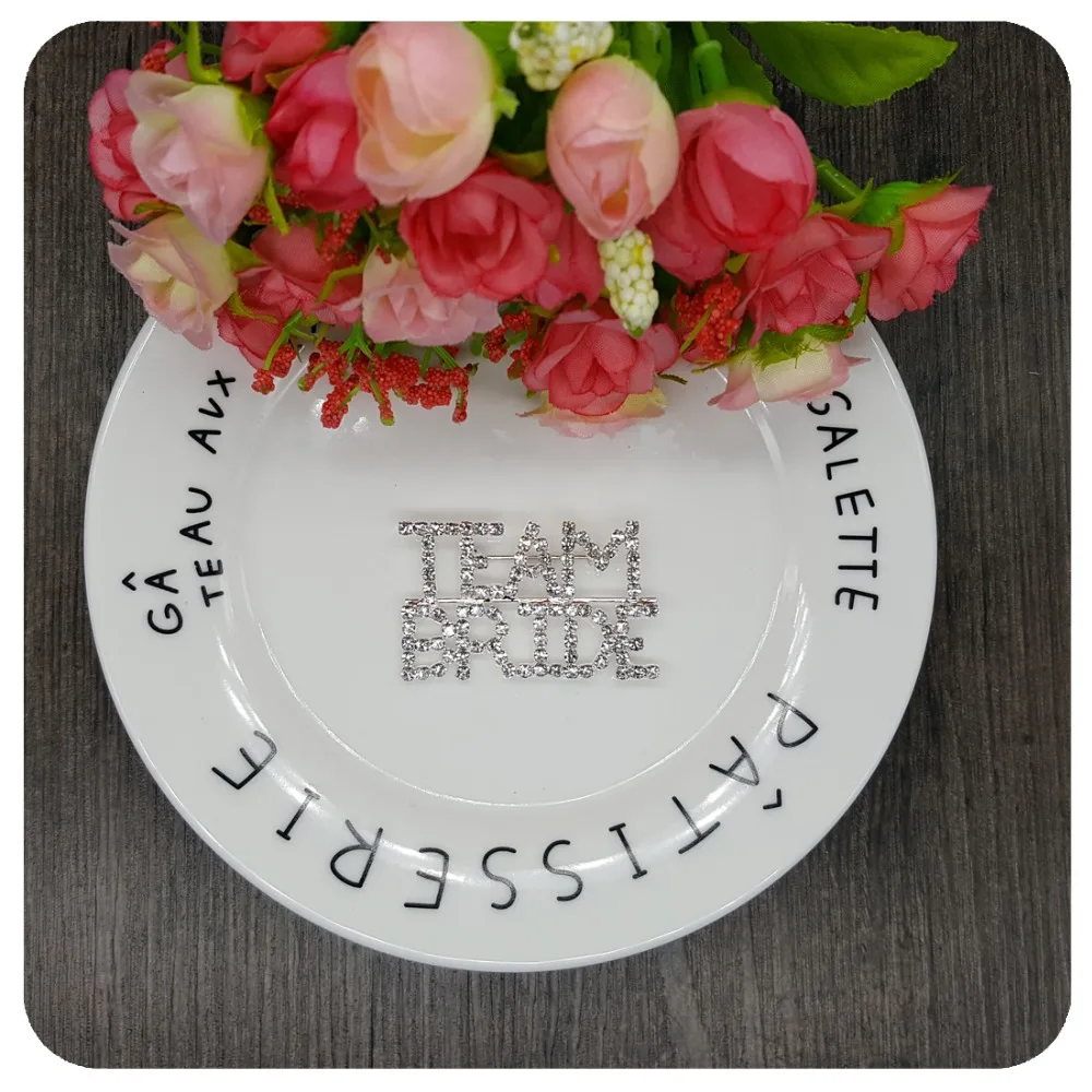 Брошь в виде букв Команда Невесты с кристаллами Свадебная тема ювелирное изделие