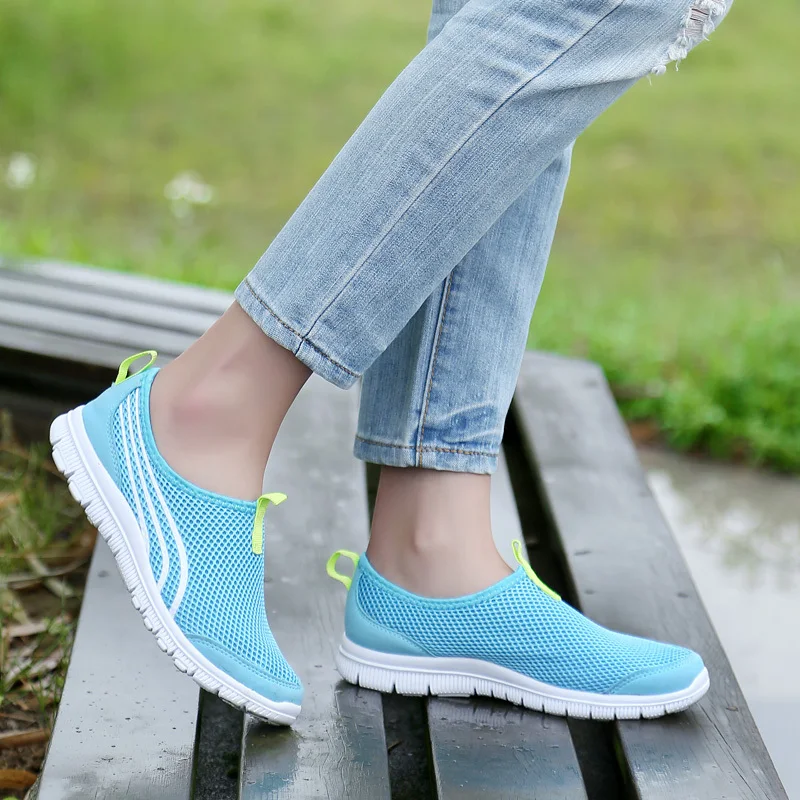 Новинка 2018 года для женщин свет спортивная обувь летние с дышащей сеткой женские