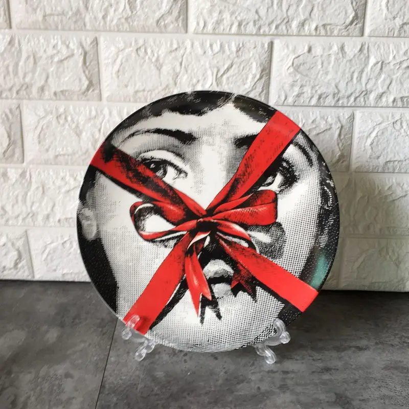 Декоративные тарелки Fornasetti с держателем, декоративные керамические Hogar Manualidades Fornasetti, фарфоровые настенные тарелки - Цвет: D
