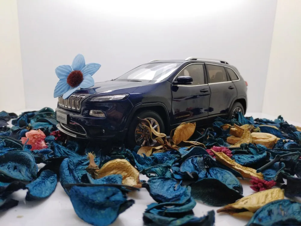 Модель литая автомобиля для всех новых Cherokee 1:18 (синий) + небольшой