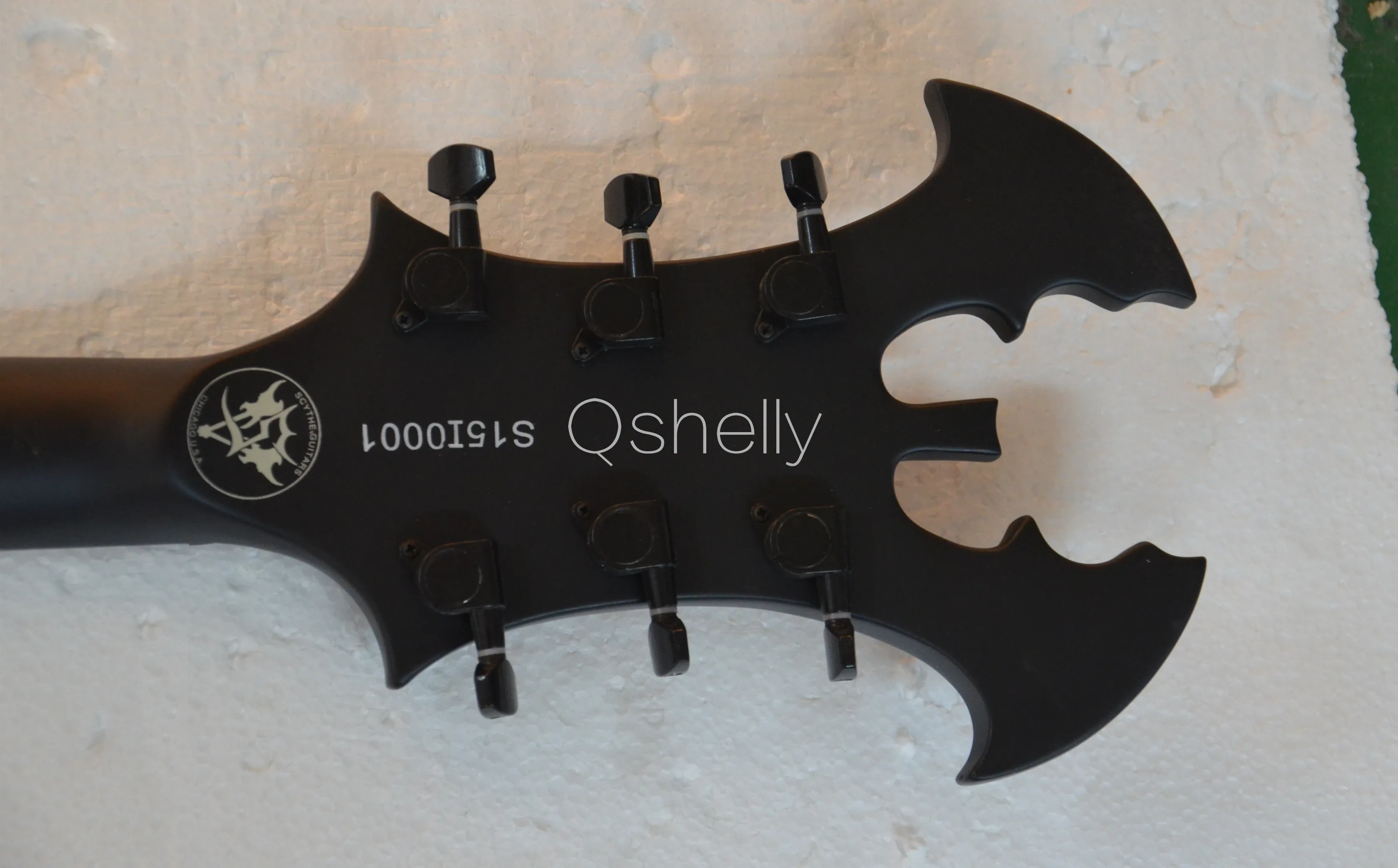 Высокое качество QShelly Пользовательские черный Ольха тела шеи через ebony fingerbord ушка Топ полоса Летучая мышь инкрустация головной убор электрогитара