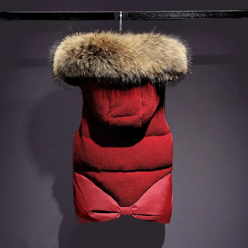 Женский короткий жилет с капюшоном теплый однотонный коричневым мехом енота на