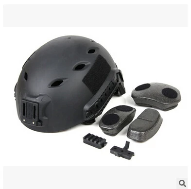 Разноцветный тактический боевой камуфляж питона и черный шлем во многих