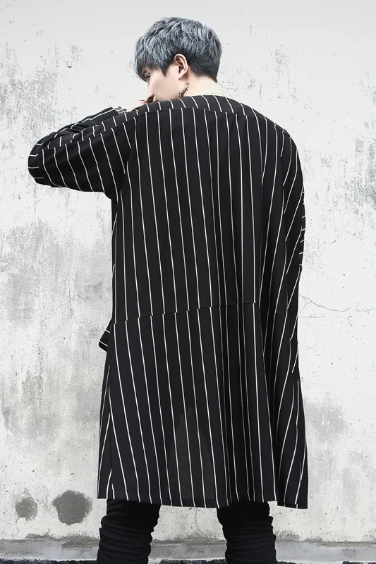 

The new black men's style of the spring is a long style oversize coat T-shirt