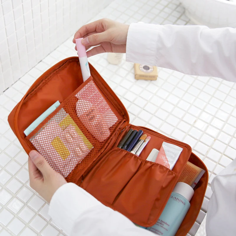 Кисть первой необходимости составляют хранения сумка висит косметические