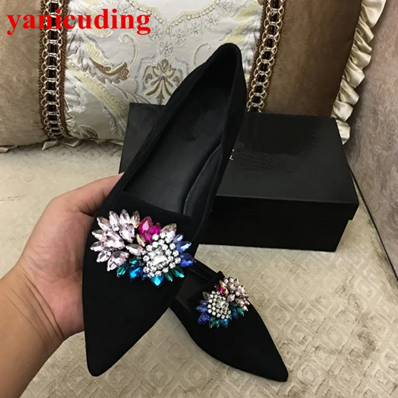 Замшевые женские лоферы на плоской подошве с острым носком украшенные