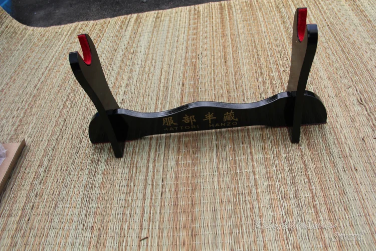 Деревянный стенд с изображением меча черный глянцевый лаковый-один слой | Дом и