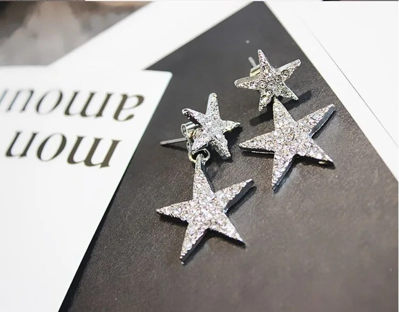 Женские серьги гвоздики с фианитом золотистого серебристого черного цвета