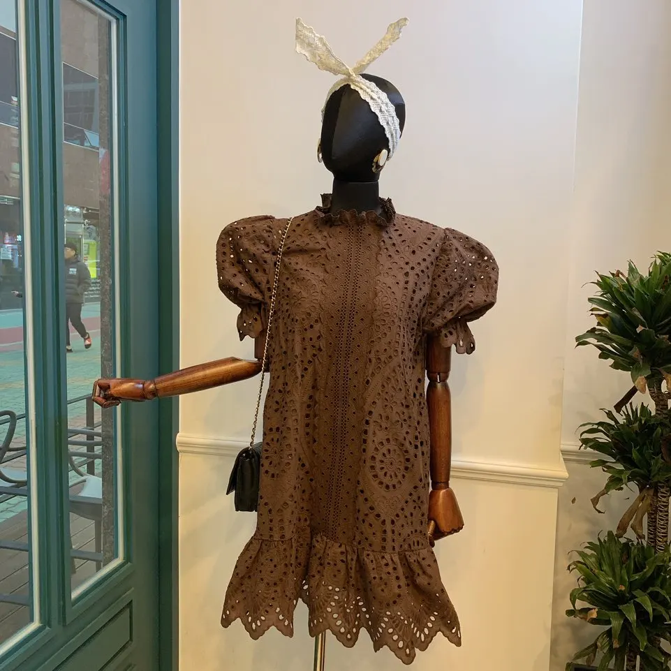 Женское кружевное мини платье белое вечернее с коротким рукавом и поясом лето