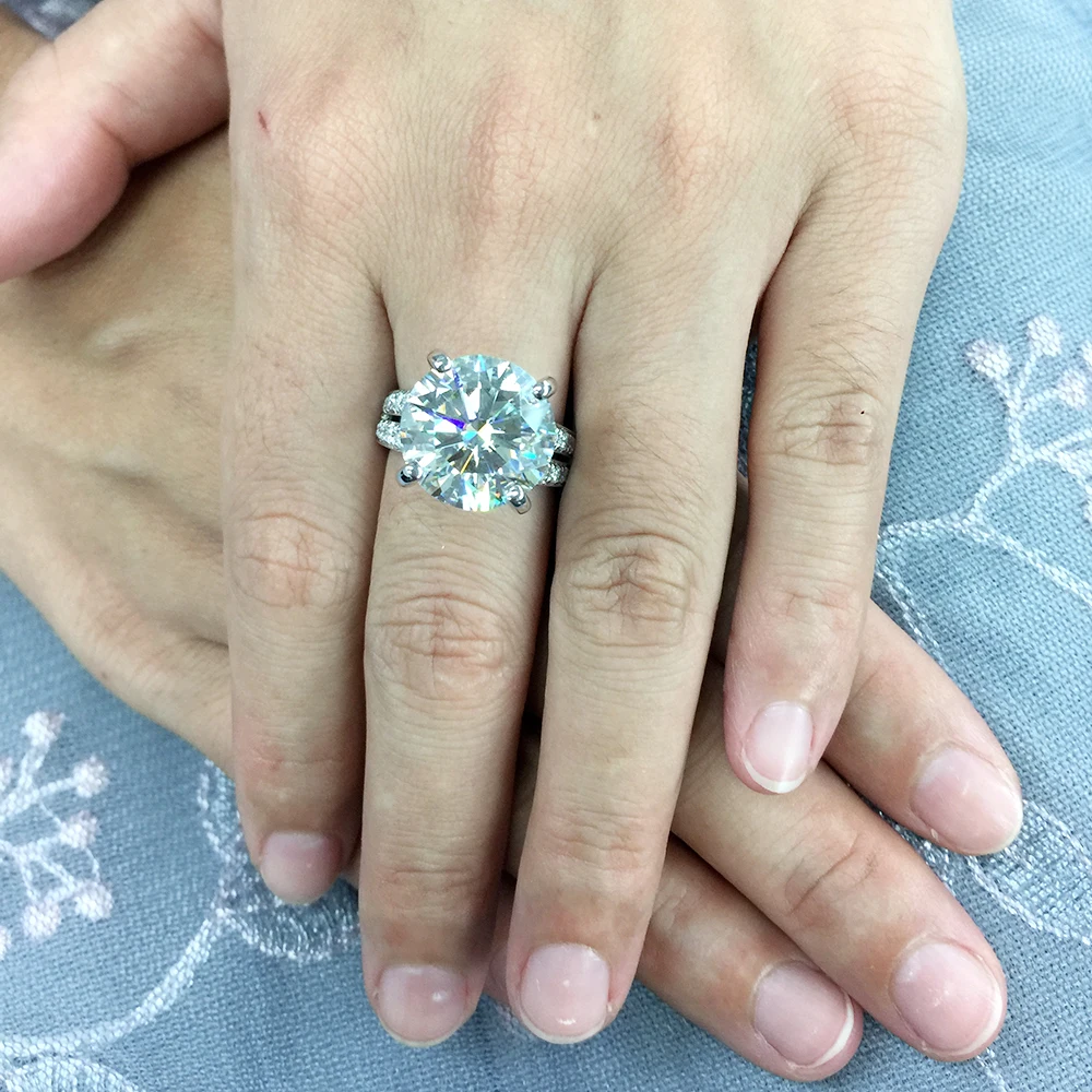 Кольцо обручальное женское из белого золота с муассанитом 8 карат 13 мм | Украшения