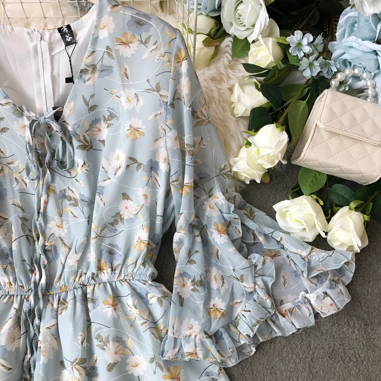 С расклешенным рукавом и бахромой костюм пляжного типа летние женские с v