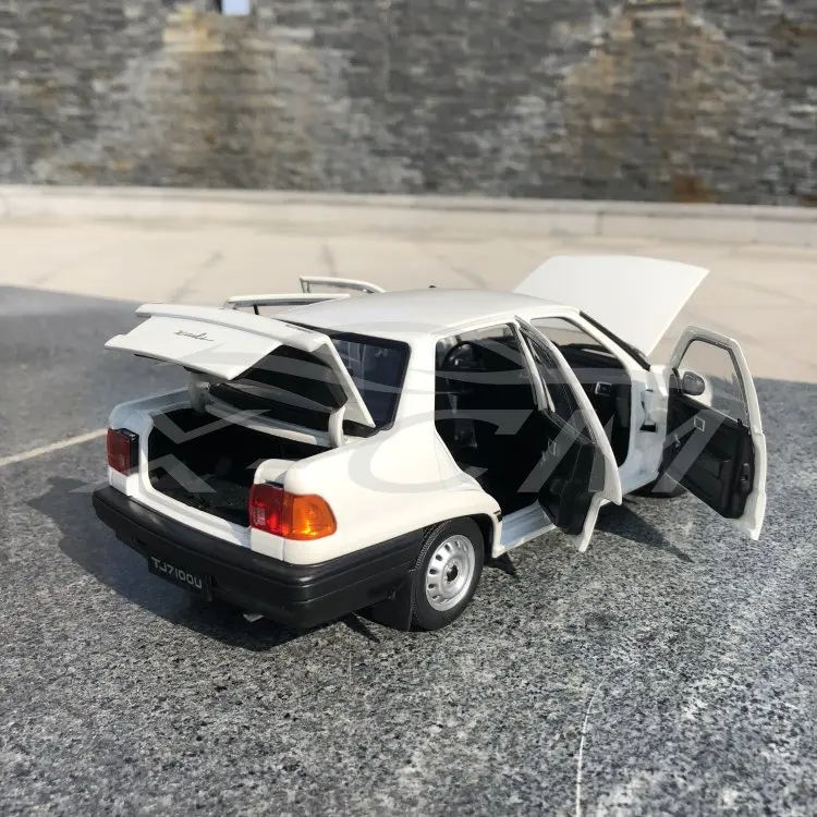 Литой автомобиль модель Yiqi китайский Тяньцзинь Xiali TJ7100 седан 1:18(белый)+ маленький подарок
