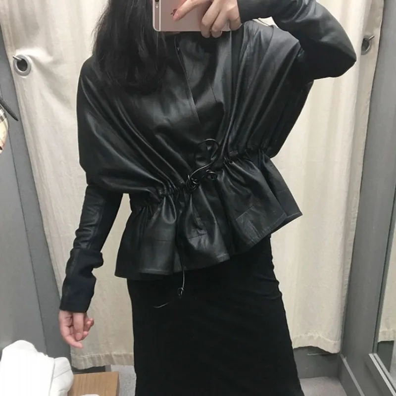 Женская короткая облегающая куртка из шкуры ягненка черная трикотажная с