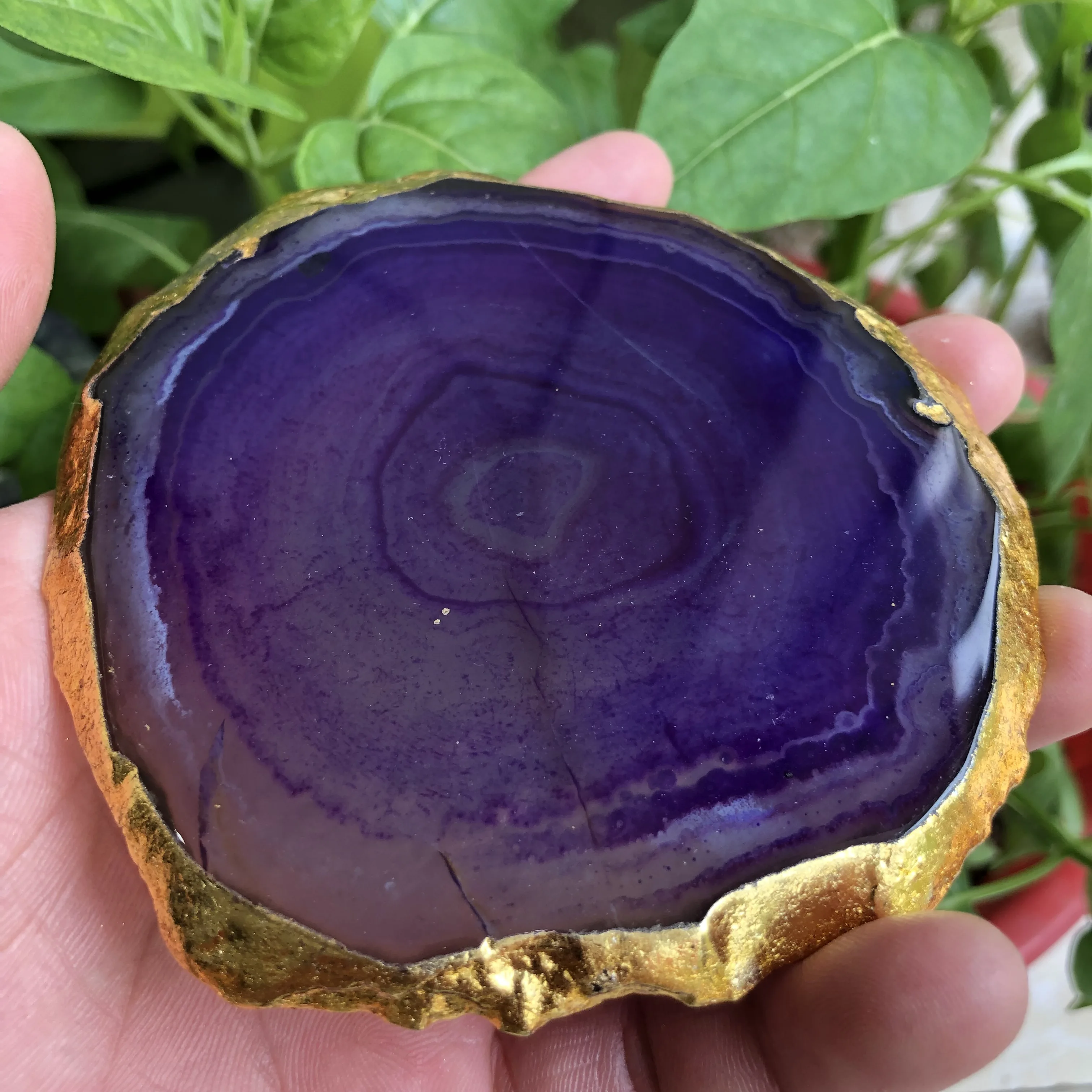 Изолированная Хрустальная тарелка для берега натуральная нефть с золотыми