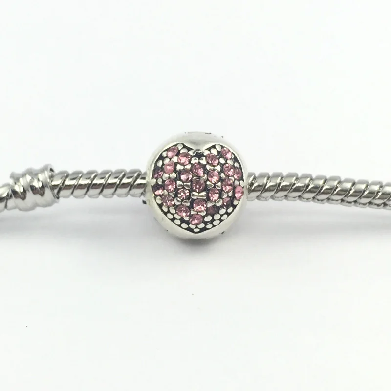 Закрепляемые кристаллами бусины зажимы в форме сердца остановленные