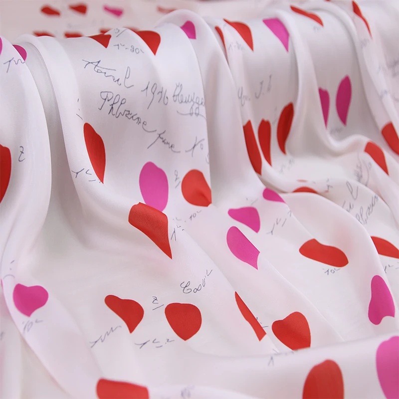 Мягкая атласная ткань tissu с принтом сердечек и букв белый цвет имитация шелковой