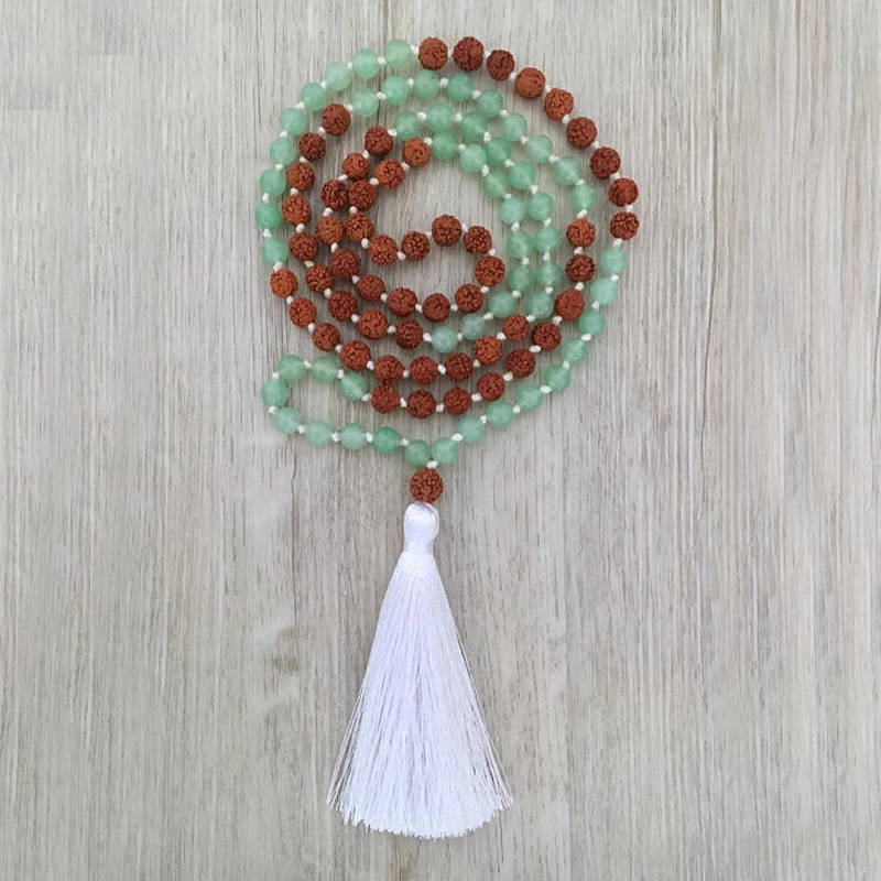 Ожерелье с Зелеными камнями и фотоэлементами белая кисточка 108 бусин ручное