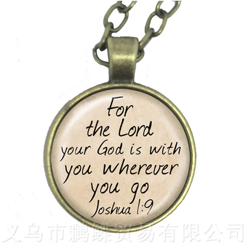 Она одета в силу и достоинства круглый стеклянный кабошон ожерелье лучший