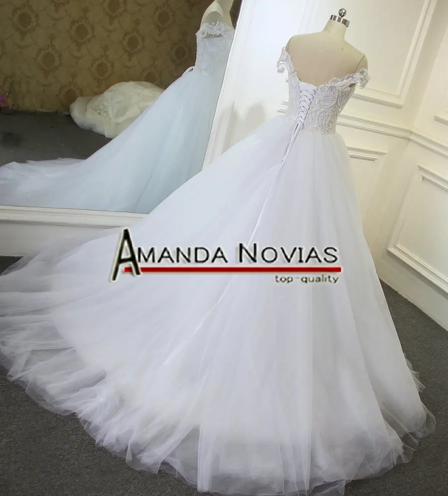 Свадебное платье на бретельках с открытыми плечами простое но Элегантное