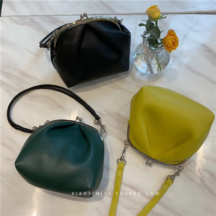 Брендовая женская сумка с металлическим зажимом однотонная вечерняя модная из