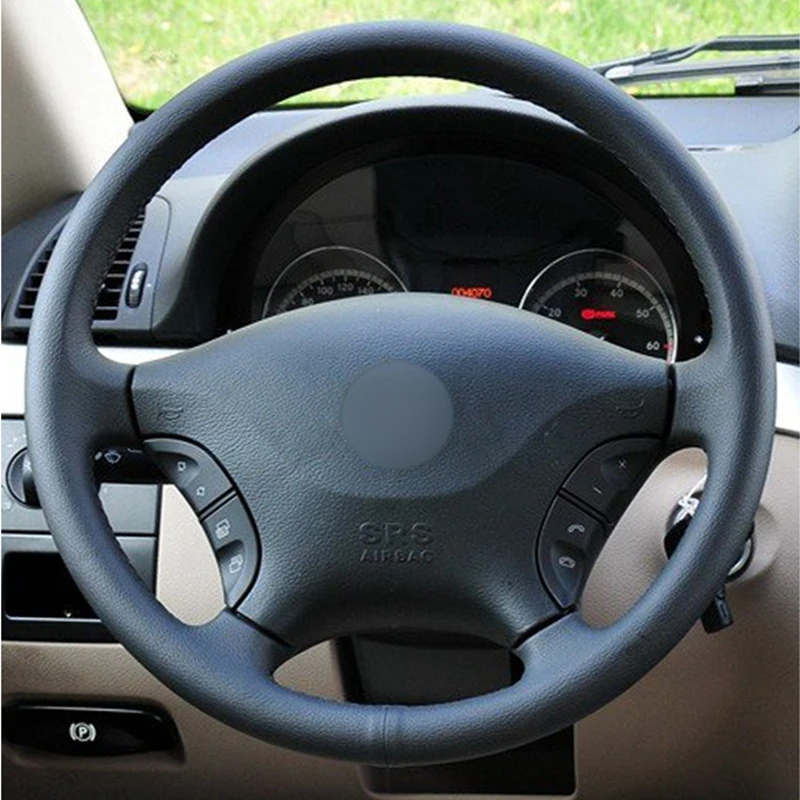 Черный прошитый вручную чехол рулевого колеса автомобиля из искусственной кожи