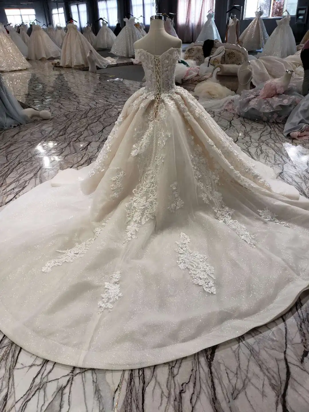 

Custom Made Crystal Wedding Dresses 2019 Beaded Puffy Bridal Gowns 3d Flower Lace Wedding Gowns Glitters Robe De Mariee