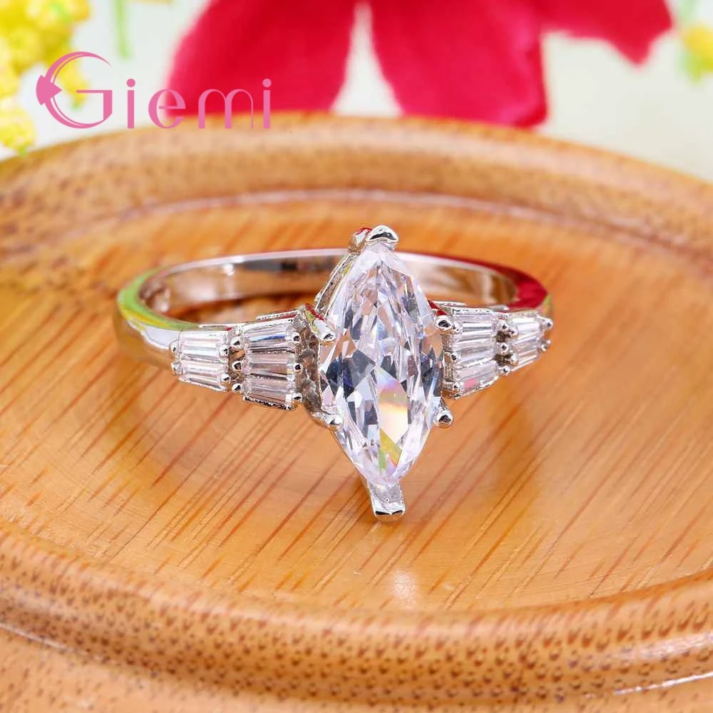 Женское серебряное и циркониевое элегантное кольцо с зеленым круглым кристаллом