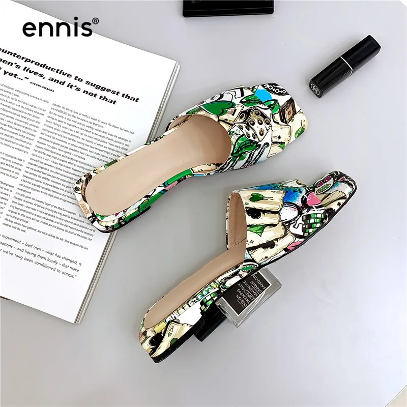 ENNIS/ г.; женские шлепанцы в богемном стиле; кожаные шлепанцы с открытым носком и цветным принтом; женские пляжные шлепанцы на плоской подошве; модная летняя обувь; Новинка; M980