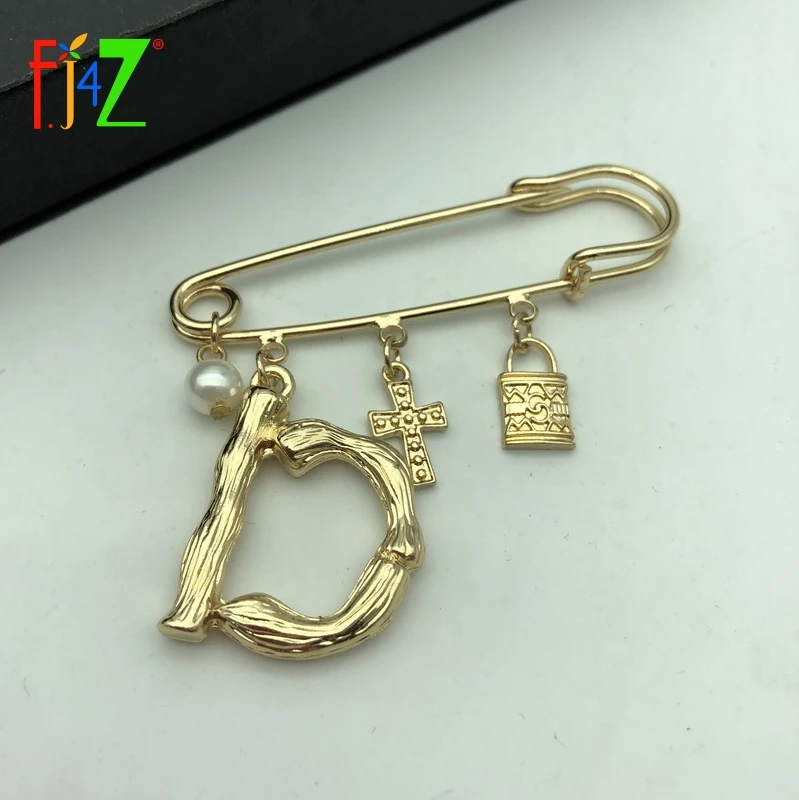 F. J4Z Новые популярные женские буквенные броши, сплав, маленькие A-Z, инициалы, крест, замок, жемчужные подвески, булавка брошь бижутерия, броши на булавке