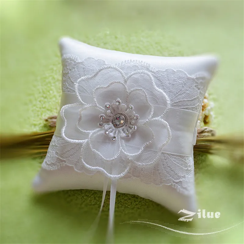 

Zilue 1pcs/Lot Romantic Stereo Flower Petal Ring Pillow Square Pale White Ring Pillow Wedding Decoration Proposal Supply 9cmX9cm
