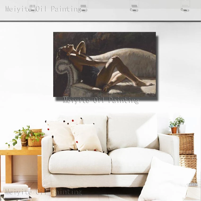 Полуголые женщины лежали в диване сексуальные наряды красивые женские настенные