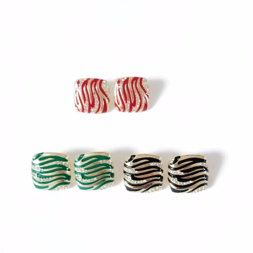 Элегантные серьги квадратные с красным и зеленым камнем черный эмалированный