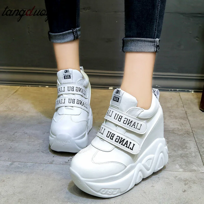 Белые кроссовки для женщин на платформе женская повседневная обувь танкетке