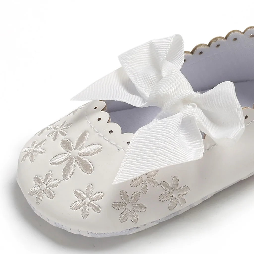 Туфли для маленьких девочек с вышивкой мягкая подошва бантом ботинки