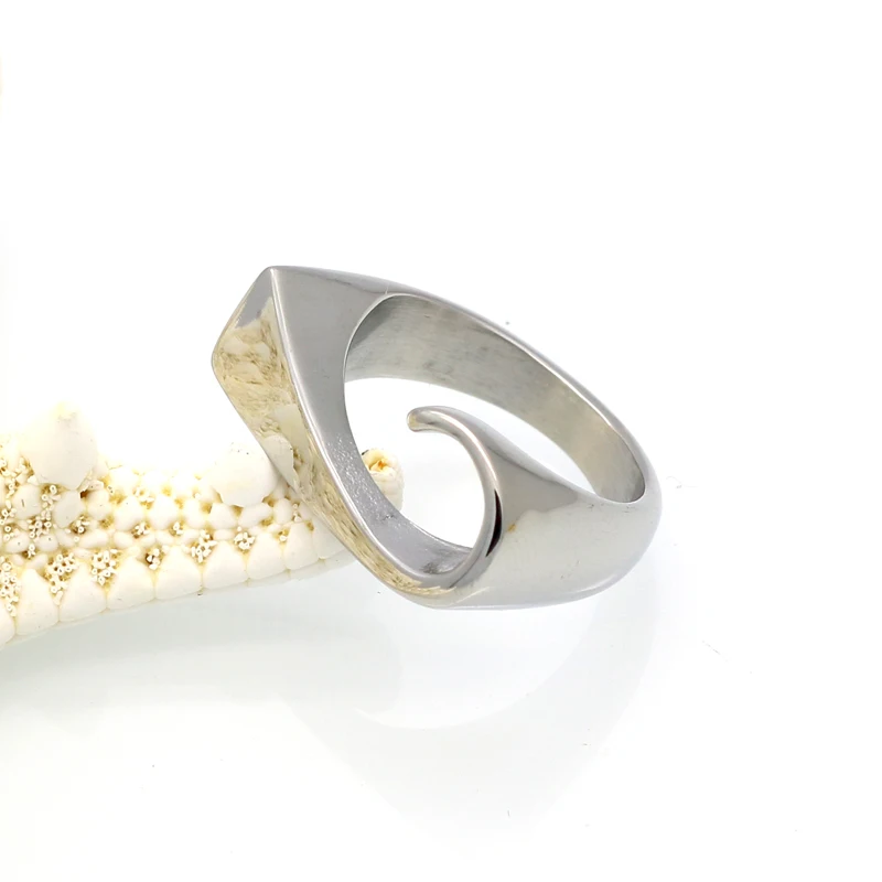 Кольцо женское из нержавеющей стали золотистого цвета с крючком в виде