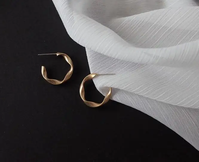 Минималистичные матовые золотые геометрические маленькие серьги гвоздики с