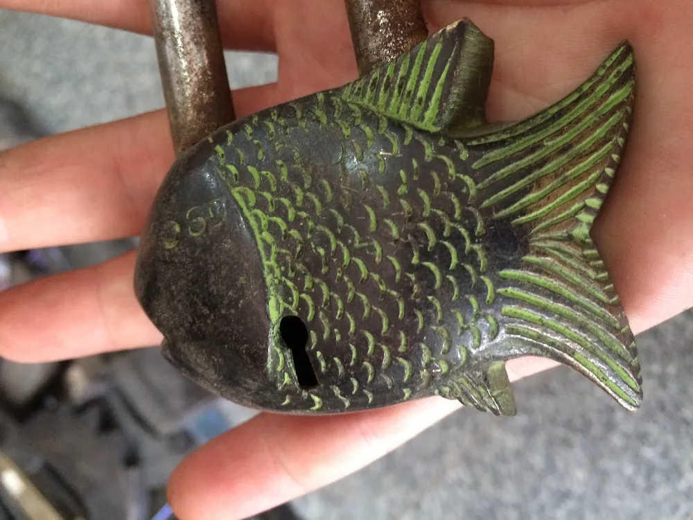 Большой латунный резной замок Статуэтка рыбы с 2 ключами в старом китайском стиле