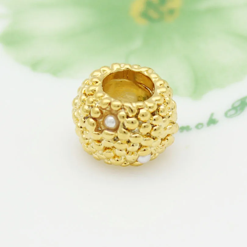 Золотые круглые бусины инкрустированные белым искусственным жемчугом