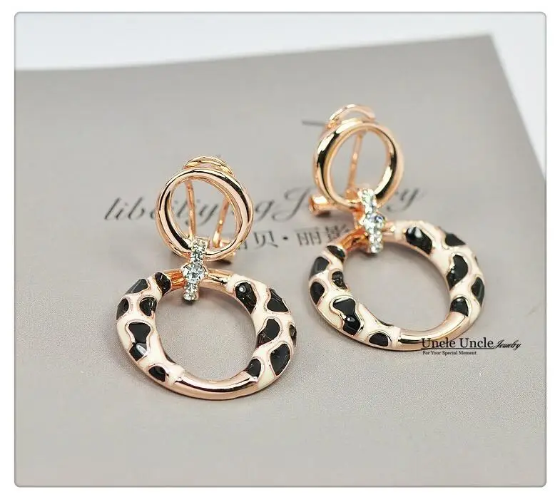 Женские сережки с инкрустированными австрийскими стразами розового золота