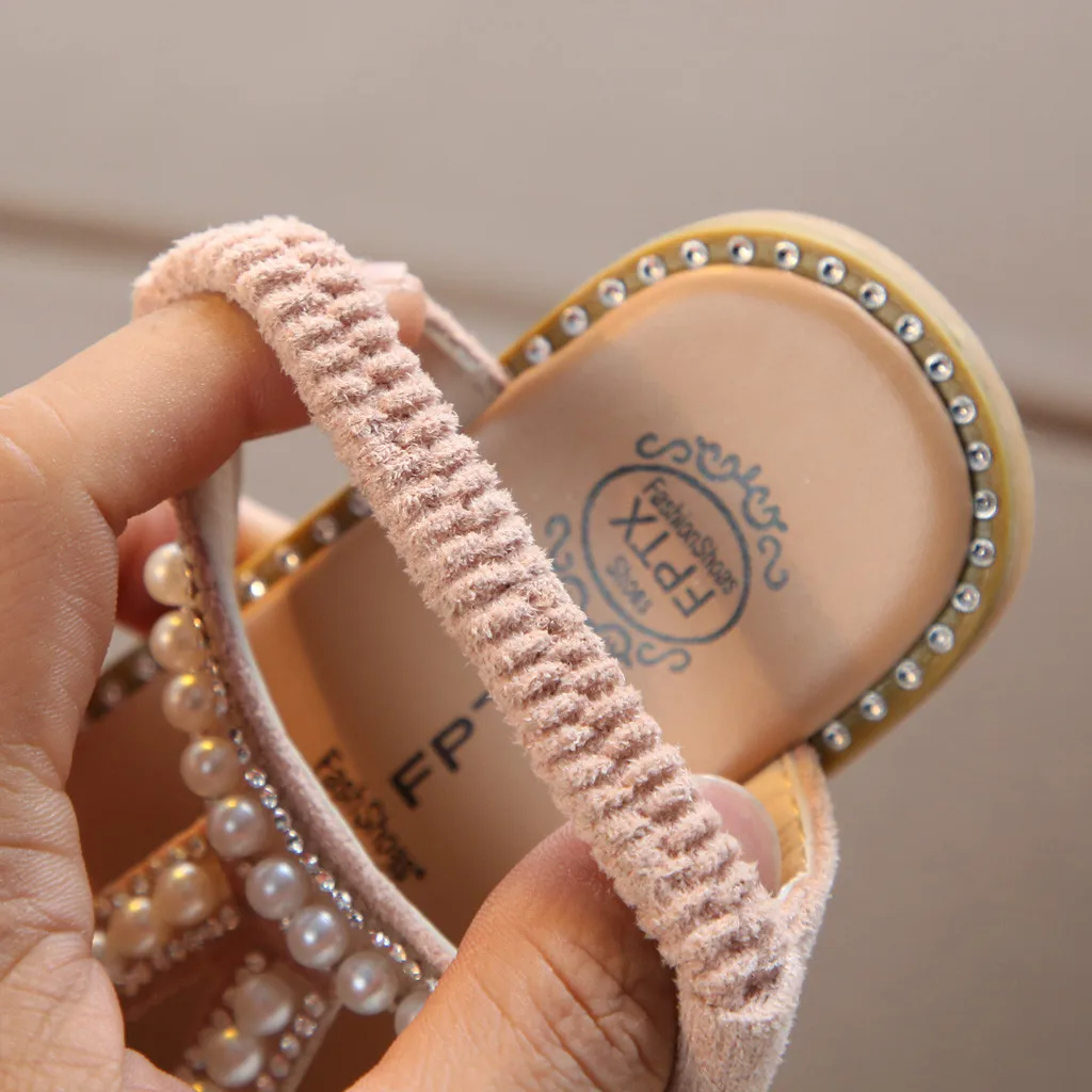 Сандалии в римском стиле для маленьких девочек украшенные жемчугом и