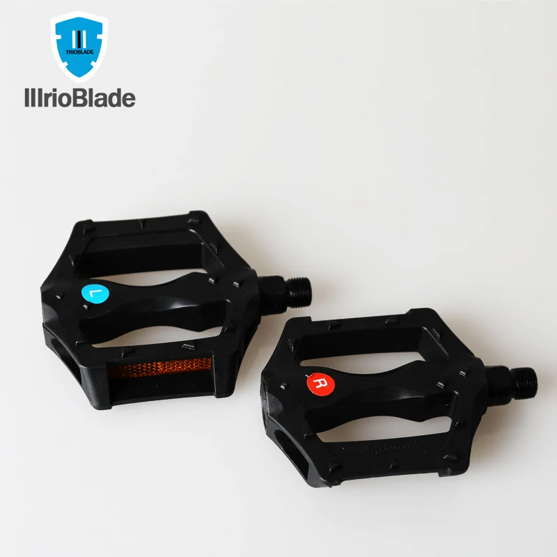 Педали TrioBlade черного цвета с катафотом из прочного пластика.|Педаль велосипеда| |